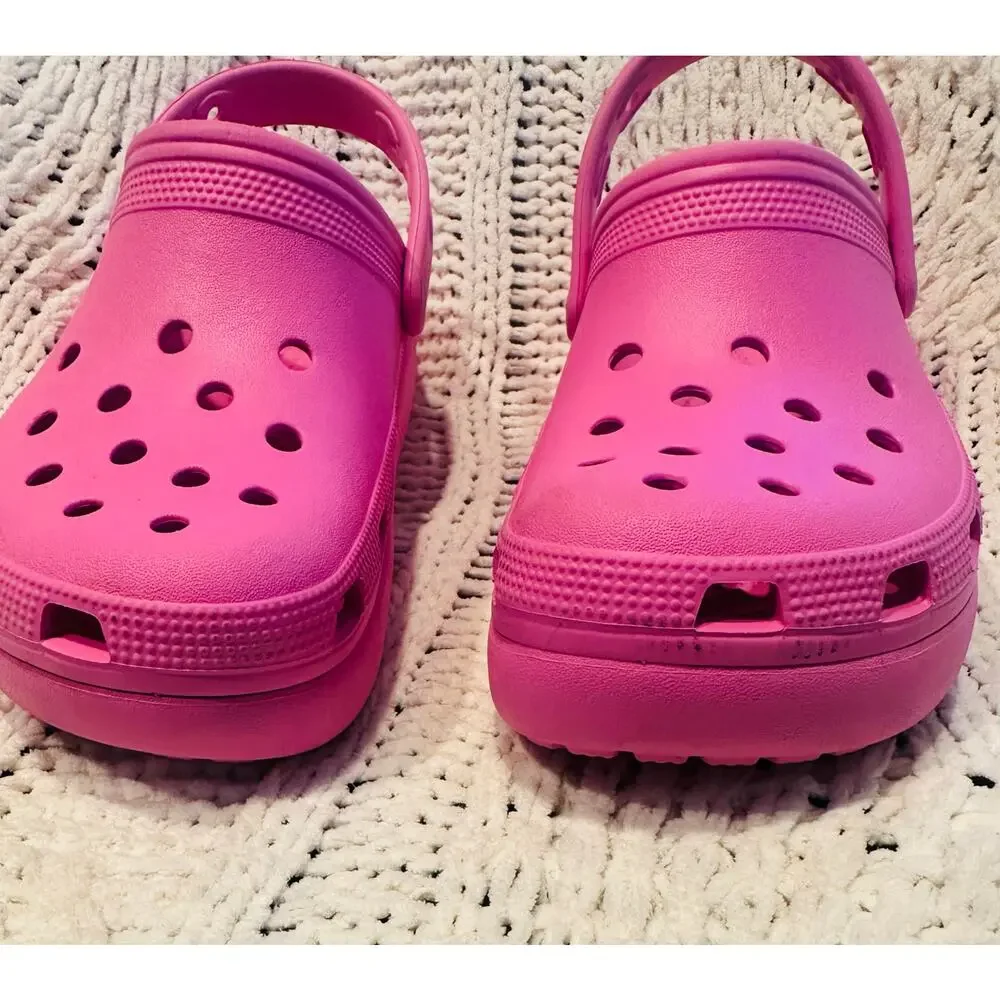 Crocs Classic Crush Clogs Pink Juniors Size 5 Barbie Pink beach pool travel vacy